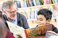 Wie Grundschülern mit Leseprobleme geholfen wird